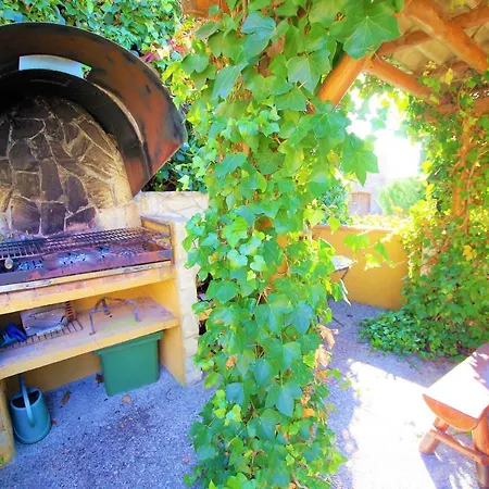 V&v Lloret - Elsa: Luxurious 10-person With Dual Pools And Lush Garden Villa Lloret de Mar